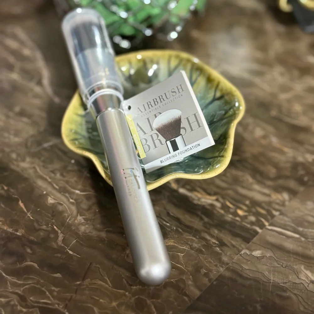 It Cosmetics for Ulta Beauty: Airbrush Blurring Foundation Brush #101